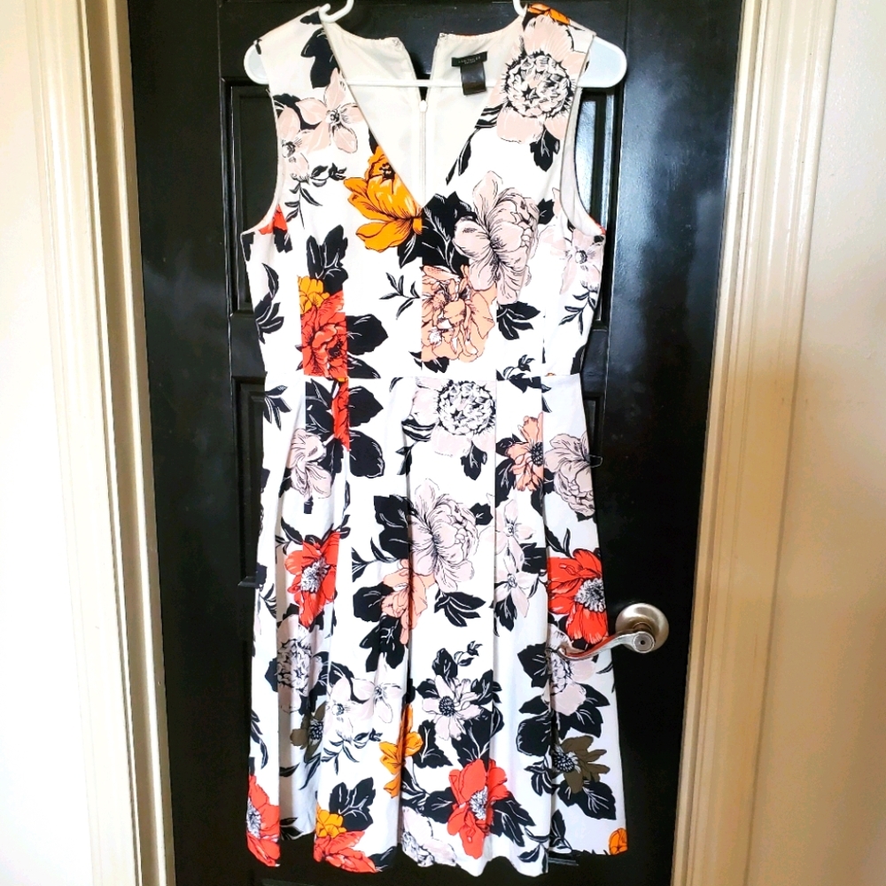 Beautiful dress vcut in the front